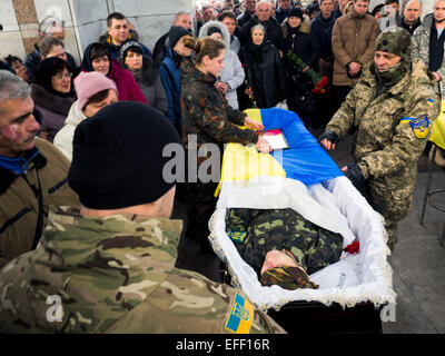 Kiev, Ukraine. 09Th Feb 2015. En chapelle ardente cérémonie sur la place de l'Indépendance à Kiev de soldats de l'Aidar bataillon de volontaires tombés au cours des combats dans l'Est de l'Ukraine. Crédit : Igor Golovnov/Alamy Live News Banque D'Images