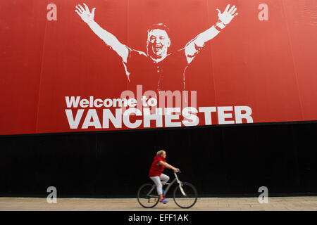 Un panneau publicitaire rue Manchester Manchester United accueillant Louis Van Gaal Banque D'Images