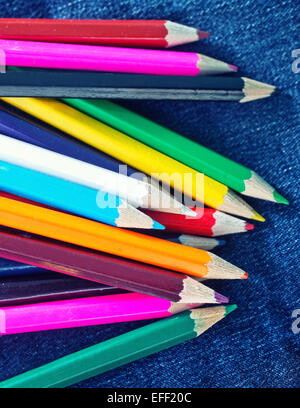 Crayons de couleur sur les jeans textille Banque D'Images