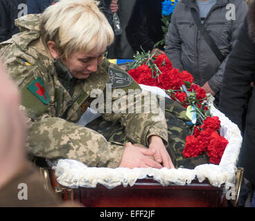 Kiev, Ukraine. 09Th Feb 2015. Les femmes de l'Ukrainian bataillon de volontaires Aydar pleure à côté du cercueil d'un camarade lors d'une cérémonie funèbre de deux combattants du bataillon à la place de l'Indépendance à Kiev. -- En Chapelle ardente cérémonie sur la place de l'Indépendance à Kiev de soldats de l'Aidar bataillon de volontaires tombés au cours des combats dans l'Est de l'Ukraine. Crédit : Igor Golovnov/Alamy Live News Banque D'Images