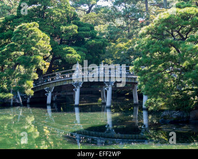 Le Palais Impérial de Kyoto Oikeniwa Keyakibashi avec jardin reflète dans l'eau pont Banque D'Images