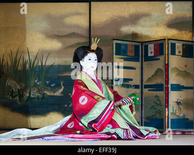 Poupée en costume traditionnel japonais dans le Palais impérial de Kyoto Banque D'Images