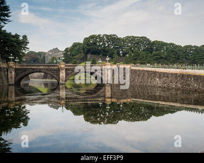 Pont Nijubashi reflétée sur l'eau des douves du Palais Impérial de Tokyo Banque D'Images