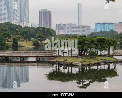 Hama Rikyu-Onshi teien étang Island et le pont reflète dans l'eau Banque D'Images