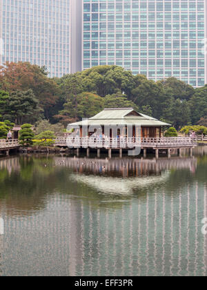 Hama Rikyu Onshi teien-thé avec des gratte-ciel en arrière-plan en miroir dans l'eau Banque D'Images