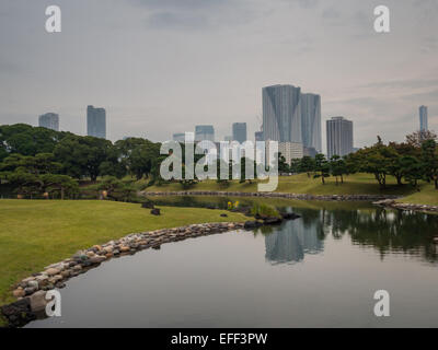 Jardin japonais paysage de Hama Rikyu-Onshi teien reflète dans l'eau Banque D'Images