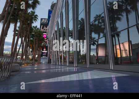 Palmiers TROTTOIR MUR DE VERRE DU CENTRE-VILLE DE CRISTAUX LE STRIP LAS VEGAS NEVADA USA Banque D'Images