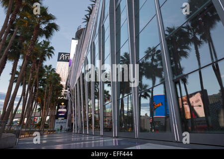 Palmiers TROTTOIR MUR DE VERRE DU CENTRE-VILLE DE CRISTAUX LE STRIP LAS VEGAS NEVADA USA Banque D'Images