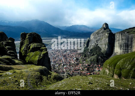 Vue de la ville de Meteora Kalabaka vu depuis le nord-ouest à la pointe de la plaine de Thessalie, à proximité de la rivière Pineios et montagnes du Pinde, en Grèce centrale Banque D'Images