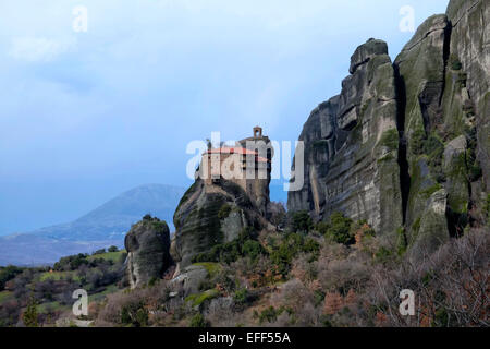 Le monastère grec-orthodoxe Saint Monastère de Saint Nicolas Anapausas, construit au xvie siècle sur les piliers de grès, dans le nord-ouest de l''orée de la plaine de Thessalie, à proximité des montagnes du Pinde, en Grèce centrale Banque D'Images