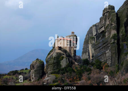 Le monastère grec-orthodoxe Saint Monastère de Saint Nicolas Anapausas, construit au xvie siècle sur les piliers de grès, dans le nord-ouest de l''orée de la plaine de Thessalie, à proximité des montagnes du Pinde, en Grèce centrale Banque D'Images