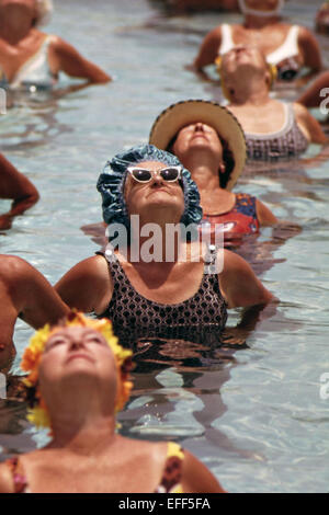 Les femmes âgées de l'exercice dans la piscine de la communauté de retraite Village siècle 1975 à West Palm Beach, en Floride. Banque D'Images