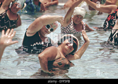 Les femmes âgées de l'exercice dans la piscine de la communauté de retraite Village siècle 1975 à West Palm Beach, en Floride. Banque D'Images