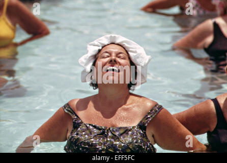 Les femmes âgées de l'exercice dans la piscine de la communauté de retraite Village siècle 1975 à West Palm Beach, en Floride. Banque D'Images