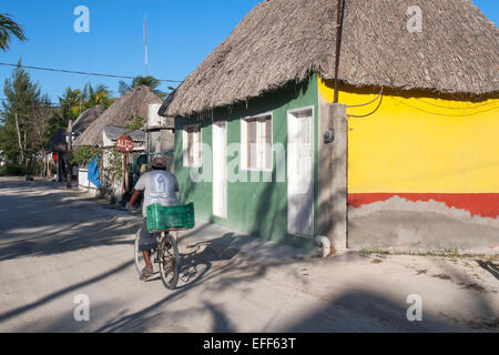 Un homme monté sur un vélo de la saleté dans la rue Isla Holbox, état de Quintana Roo, au Mexique. Banque D'Images