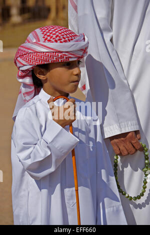 Garçon musulman en costume traditionnel avec le père et son chapelet, Al-Ain, Abu Dhabi, Émirats Arabes Unis Banque D'Images