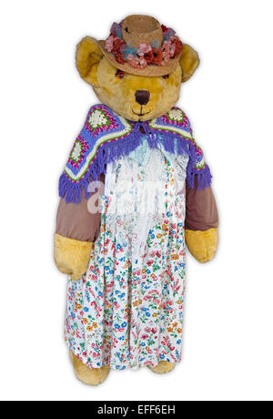 De taille gigantesque ours portant robe floral coloré, chapeau de paille et châle de laine avec des fleurs, contre fond blanc Banque D'Images