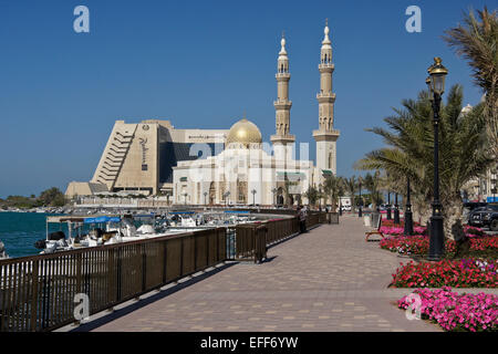 Masjid al-Maghfirah (mosquée) et Radisson Hotel sur la Corniche, Sharjah, Emirats Arabes Unis Banque D'Images