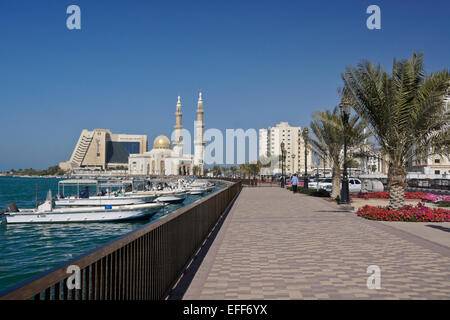 Masjid al-Maghfirah (mosquée) et Radisson Hotel sur la Corniche, Sharjah, Emirats Arabes Unis Banque D'Images