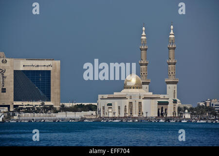 Masjid al-Maghfirah (mosquée) et Radisson Hotel sur la Corniche, Sharjah, Emirats Arabes Unis Banque D'Images