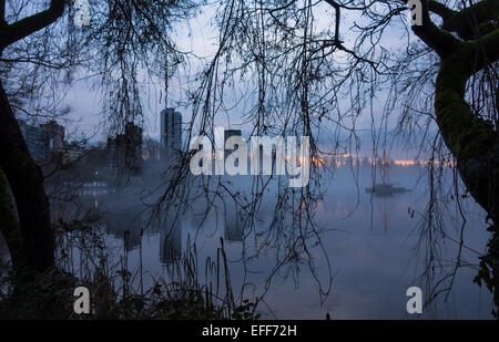 Lagoon perdu dans le parc Stanley de Vancouver au crépuscule. Banque D'Images