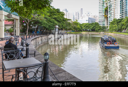 Un touriste de passage en bateau-taxi de l'eau café en plein air sur la rivière Singapour Banque D'Images