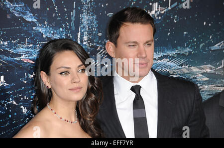 Los Angeles, Californie, USA. 2e Février, 2015. Mila Kunis, Channing Tatum assistant à la première de Los Angeles ''Jupiter croissant'' tenue à l'Théâtre chinois de Grauman à Hollywood, Californie le 2 février 2015. 2015 : Crédit D. Long/Globe Photos/ZUMA/Alamy Fil Live News Banque D'Images