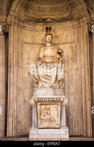 Italie Latium Rome Rome assis statue colossale du Cesi Roma dans le créneau du Courtyard Palazzo dei Conservatori au Musée Capitolin Banque D'Images