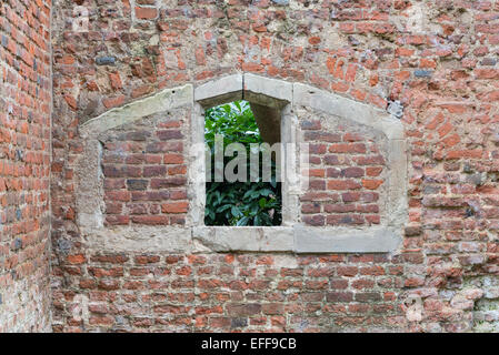 Cette fenêtre fait partie de la seule autre mur qui est censé pour être une partie de James 1 palais préféré à Theobalds, Herts Banque D'Images