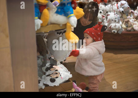 Disney Store blackpool girl ciel mini et mickey. crédit : lee ramsden / alamy Banque D'Images