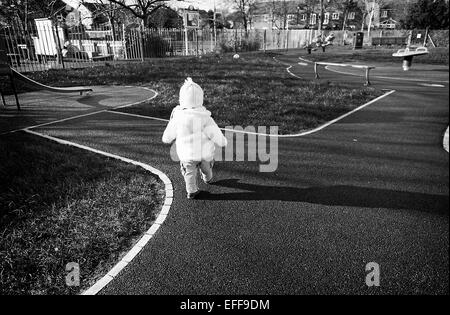 Enfant jouant dans ansdell, lytham st annes conseil lansdowne community park. crédit : lee ramsden / alamy Banque D'Images