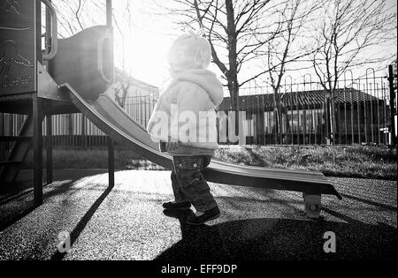 Enfant jouant dans ansdell, lytham st annes conseil lansdowne community park. crédit : lee ramsden / alamy Banque D'Images