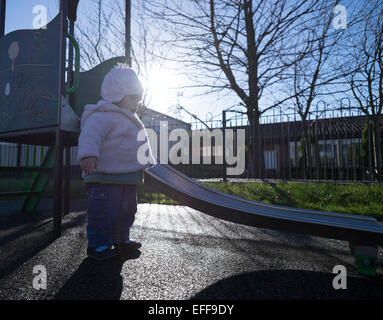 Enfant jouant dans ansdell, lytham st annes conseil lansdowne community park. crédit : lee ramsden / alamy Banque D'Images