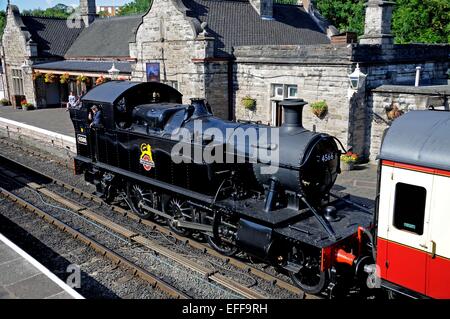 Petites Prairies Locomotive 4500 carrioles dans BR Crimson livrée Crème à la gare, Bridgnorth, Angleterre. Banque D'Images