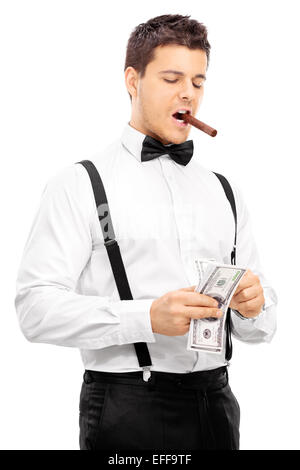 Guy avec cigare dans sa bouche en comptant l'argent isolé sur fond blanc Banque D'Images