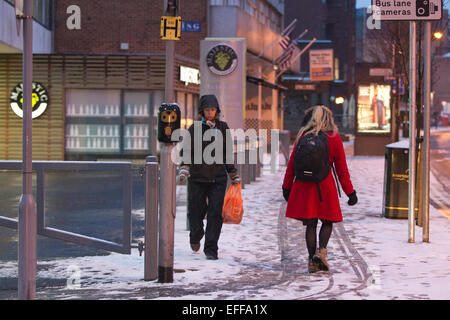 Le sud de Londres, au Royaume-Uni. 06Th Feb 2015. Photo montre tôt le matin, les navetteurs de Wimbledon, au sud de Wimbledon, où il y a eu des averses de neige dans l'ensemble des parties de Londres. Crédit : Jeff Gilbert/Alamy Live News Banque D'Images