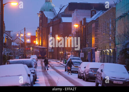 Le sud de Londres, au Royaume-Uni. 06Th Feb 2015. Photo montre laden rues au sud de Wimbledon, Wimbledon, où il y a eu des averses de neige dans l'ensemble des parties de Londres. Crédit : Jeff Gilbert/Alamy Live News Banque D'Images