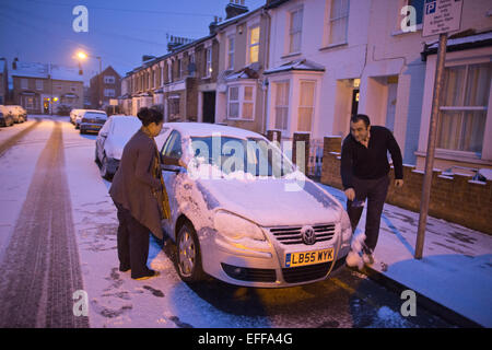 Le sud de Londres, au Royaume-Uni. 06Th Feb 2015. L'image montre un couple de leur neige nettoyage voiture à Wimbledon, au sud de Wimbledon, où il y a eu des averses de neige dans l'ensemble des parties de Londres. Crédit : Jeff Gilbert/Alamy Live News Banque D'Images