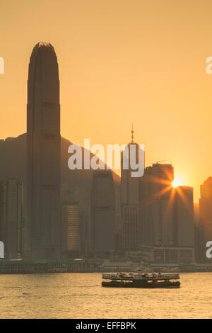 Star Ferry et de l'île de Hong Kong skyline at sunset, Hong Kong, Chine Banque D'Images