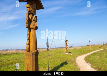 Statue en bois sculpté main, Hill d'anges, près de Trakai, Lituanie Banque D'Images