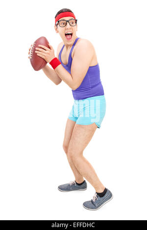 Portrait of a young nerdy guy playing football isolé sur fond blanc Banque D'Images