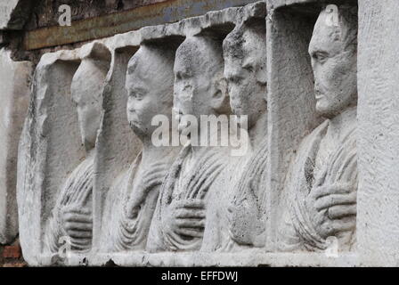 En Basrelief la via Appia de Rome, Italie Banque D'Images