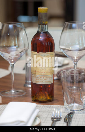 Une bouteille de Château d'Yquem Vin sur une table de restaurant Banque D'Images