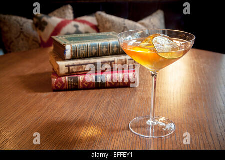 Cocktail sur table avec de vieux livres à Rosewood Hotel à Londres Banque D'Images