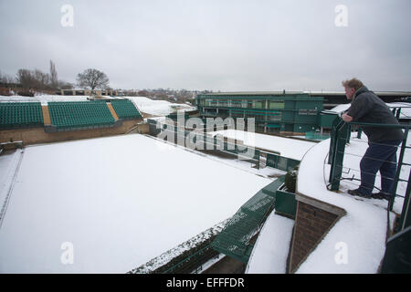 Le sud de Londres, au Royaume-Uni. 06Th Feb 2015. Photo montre un homme donnant sur la neige couverts de tennis au All England Lawn Tennis Club, Wimbledon Wimbledon du sud, où il y a eu des averses de neige dans l'ensemble des parties de Londres. Crédit : Jeff Gilbert/Alamy Live News Banque D'Images