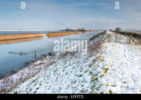 Sutton Gault, Cambridgeshire, Royaume-Uni. 3, 2015. Une légère couche de neige recouvre le paysage télévision Cambridgeshire Fen sous grand ciel hiver par la rivière de New Bedford. La rivière est l'un des deux canaux parallèles que l'homme aide à drainer l'East Anglia et forme l'Ouse lavages. Les températures ont chuté à moins 2 degrés Celsius la nuit. Le froid devrait se poursuivre avec plus de neige dans les prochains jours que l'air passe dans le ROYAUME UNI à partir du nord. Julian crédit Eales/Alamy Live News Banque D'Images