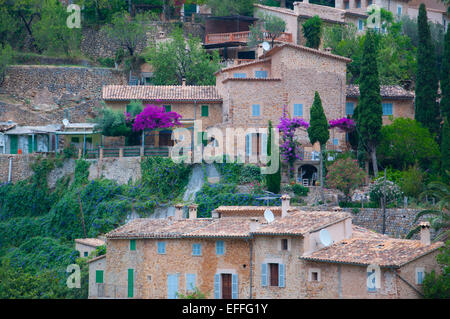 Voir en Deia Majorque avec jardins de bougainvillées rose, vert et traditionnel et typique des bâtiments de pierres sèches de couleur miel. Banque D'Images