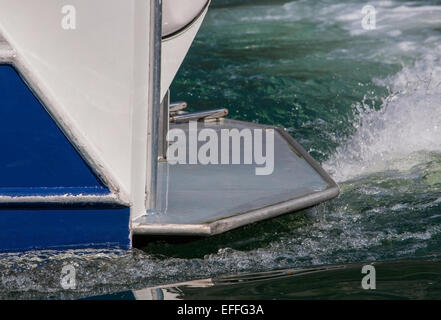 Détail du bateau qu'il accélère en vert l'eau Atlantique laissant les embruns et la mousse, la Norvège. Banque D'Images
