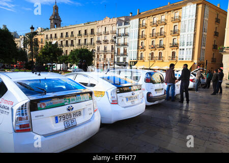 Des taxis garés en attente d'affaires dans la Plaza de la Reina Valencia Espagne Banque D'Images