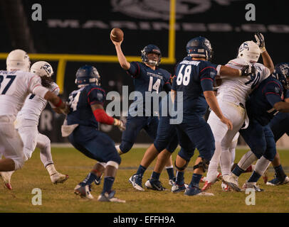 Carson, CA. 4 janvier, 2015. Côte Est de l'équipe bleue, et le Commodore Vanderbilt commettre verbale (14) Kyle Shurmur se prépare à passer au cours de la 4e Conférence annuelle de Semper Fidelis All-American Bowl match de football entre l'équipe bleue à partir de la côte est, et l'équipe de blanc à partir de la côte ouest, à l'StubHub Center de Carson, en Californie. La côte est de l'équipe bleue a défait la côte ouest de l'équipe blanc 24-3. (Crédit obligatoire : Juan/MarinMedia Lainez/Cal Sport Media) © csm/Alamy Live News Banque D'Images